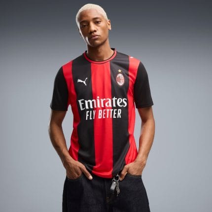 Vista frontal de la camiseta oficial del AC Milan para la temporada 2026/2027, primera equipación de adulto, con sus rayas rojas y negras.