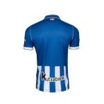 Vista frontal de la primera camiseta oficial del Deportivo Alavés para la temporada 2026/27 en su versión de adulto.