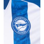 Vista frontal de la primera camiseta oficial del Deportivo Alavés para la temporada 2026/27 en su versión de adulto.