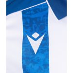 Vista frontal de la primera camiseta oficial del Deportivo Alavés para la temporada 2026/27 en su versión de adulto.
