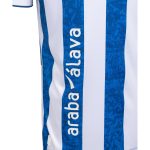 Vista frontal de la primera camiseta oficial del Deportivo Alavés para la temporada 2026/27 en su versión de adulto.