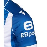 Vista frontal de la primera camiseta oficial del Deportivo Alavés para la temporada 2026/27 en su versión de adulto.