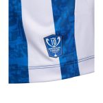 Vista frontal de la primera camiseta oficial del Deportivo Alavés para la temporada 2026/27 en su versión de adulto.