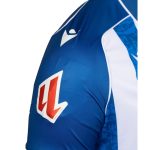 Vista frontal de la primera camiseta oficial del Deportivo Alavés para la temporada 2026/27 en su versión de adulto.