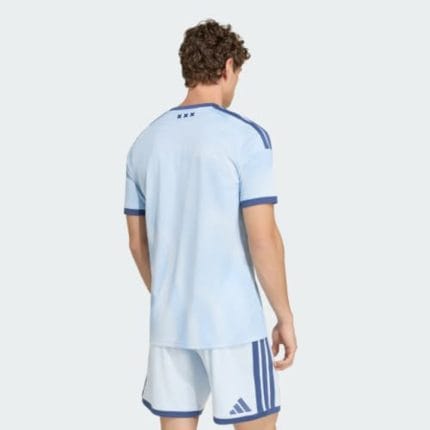 Camiseta alternativa del Ajax para la temporada 2026-2027. Vista frontal de la tercera equipación de fútbol para adulto.