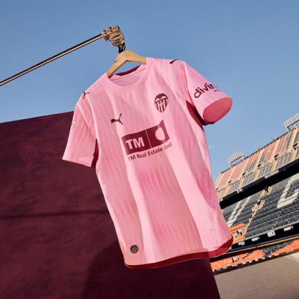 Vista frontal de la camiseta alternativa del Valencia CF temporada 2026-2027. Tercera equipación oficial para adulto.