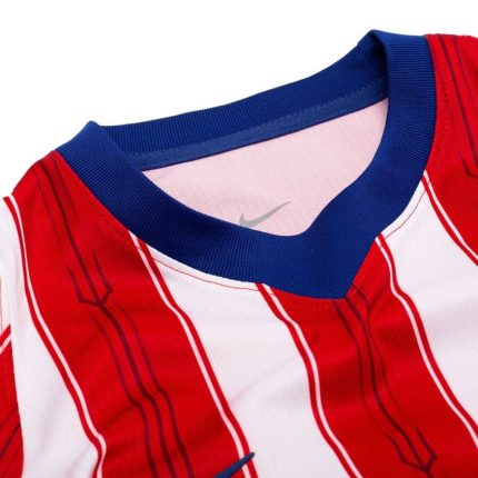 Camiseta de la primera equipación del Atlético de Madrid para la temporada 2027, versión de adulto con diseño rojiblanco oficial.