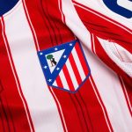 Camiseta de la primera equipación del Atlético de Madrid para la temporada 2027, versión de adulto con diseño rojiblanco oficial.