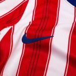 Camiseta de la primera equipación del Atlético de Madrid para la temporada 2027, versión de adulto con diseño rojiblanco oficial.