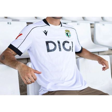 Vista frontal de la camiseta oficial del Burgos CF, primera equipación de la temporada 2026/2027 para adulto.