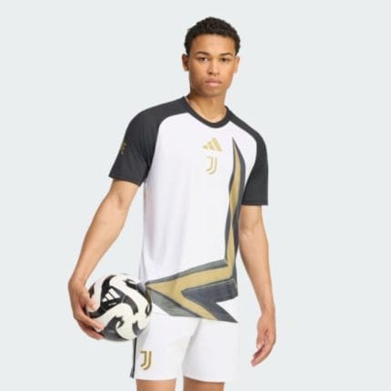 Camiseta de calentamiento pre-partido del Juventus FC para la temporada 2026/2027. Diseño oficial para jugadores.