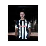 Camiseta de la primera equipación del CD Castellón para la temporada 2026/27. Talla de adulto con el clásico diseño albinegro.