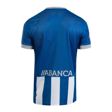 Camiseta de la primera equipación del Deportivo la Coruña para la temporada 2026-2027. Talla de adulto. Diseño oficial.