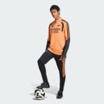 Camiseta de entrenamiento del Arsenal para la temporada 2026/2027. Diseño oficial para adulto. Viste como los Gunners.