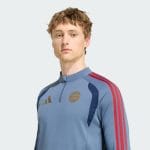 Camiseta de entrenamiento del Bayer Munich temporada 26/27 para adulto. Ropa deportiva oficial del club bávaro para entrenar.