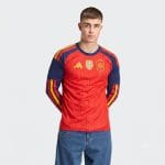 Camiseta de la primera equipación de España para adulto, modelo 2026, en versión manga larga y con las 2 estrellas de campeón.