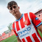 Vista frontal de la primera equipación de la camiseta del Girona FC para la temporada 2026/27 de adulto.