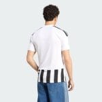 Camiseta de la primera equipación de la Juventus para la temporada 2026/2027. Versión de adulto con los colores clásicos.