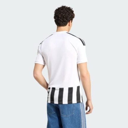 Camiseta de la primera equipación de la Juventus para la temporada 2026/2027. Versión de adulto con los colores clásicos.