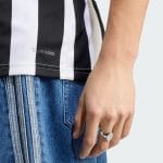 Camiseta de la primera equipación de la Juventus para la temporada 2026/2027. Versión de adulto con los colores clásicos.