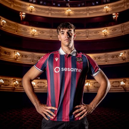Camiseta oficial del Levante UD para la temporada 2026/2027. Vista frontal de la primera equipación para adulto.