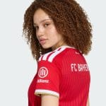 Camiseta de fútbol para mujer del Bayer Munich, primera equipación de la temporada 26/27. Diseño oficial con corte femenino.