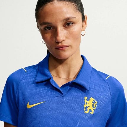 Camiseta de fútbol para mujer del Chelsea FC, primera equipación para la temporada 2026/27. Diseño oficial del club.
