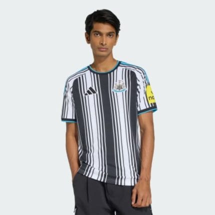Camiseta de la primera equipación del Newcastle United para la temporada 26/27. Versión para adulto con escudo y patrocinadores.