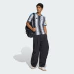 Camiseta de la primera equipación del Newcastle United para la temporada 26/27. Versión para adulto con escudo y patrocinadores.