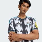 Camiseta de la primera equipación del Newcastle United para la temporada 26/27. Versión para adulto con escudo y patrocinadores.
