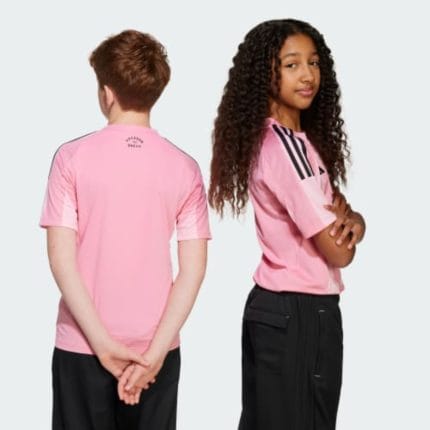 Camiseta de fútbol para niños del Inter Miami CF, primera equipación de la temporada 25/26. Color rosa oficial del club.