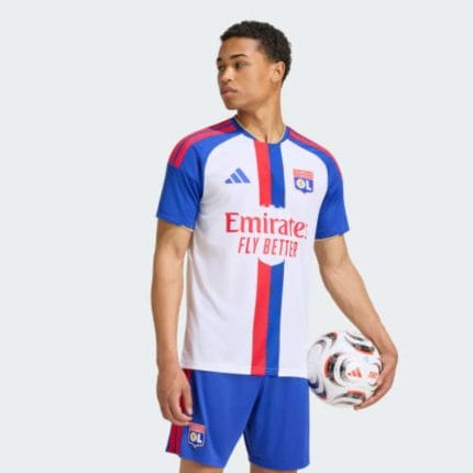 Vista frontal de la camiseta de la primera equipación del Olympique de Lyon para adulto, temporada 26/27. Diseño oficial.