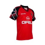 Camiseta retro AC Milan 1997/98 tercera equipación roja — vista frontal en maniquí