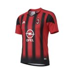 Camiseta retro AC Milan 2004/05 Primera Equipación — vista frontal en maniquí