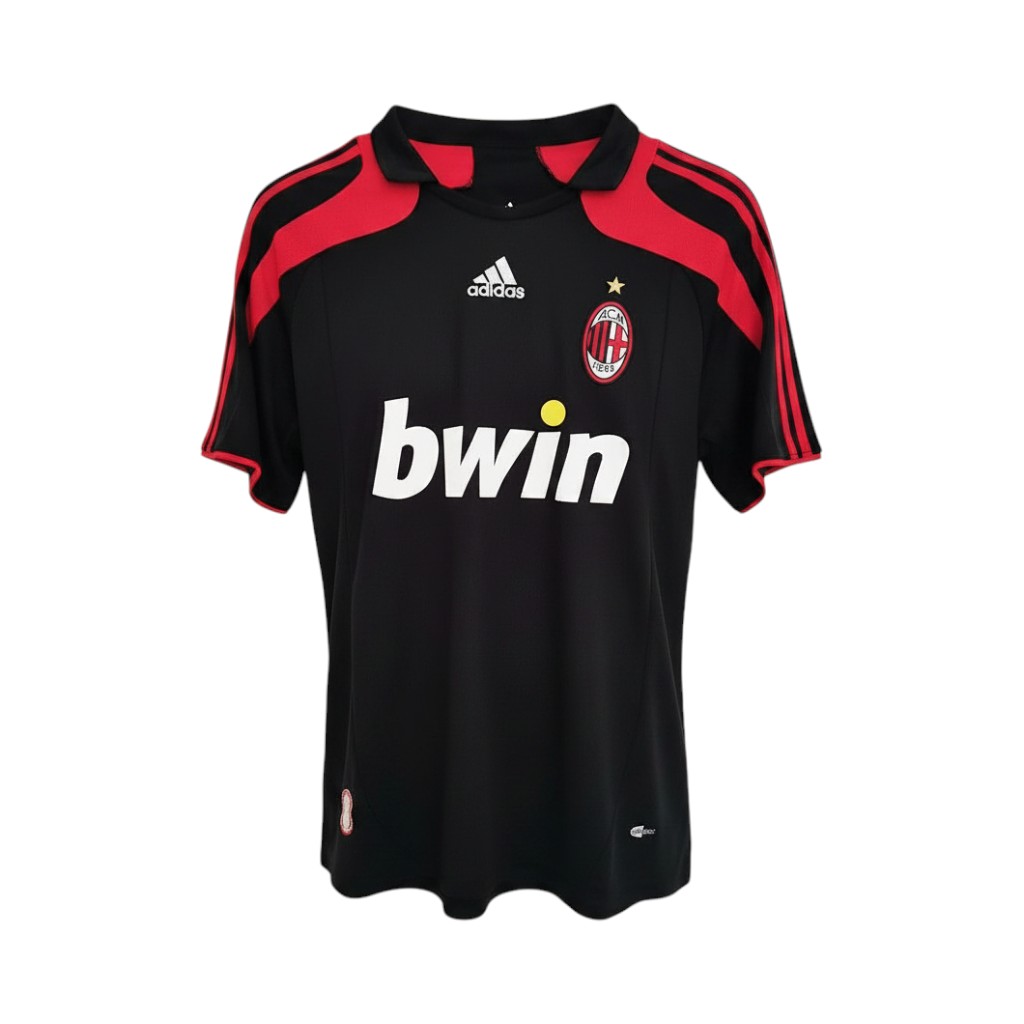 camiseta-retro-ac-milan-2007-08-tercera-equipacion-01 Camiseta retro AC Milan 2007/08 tercera equipación negra y roja — vista frontal en maniquí