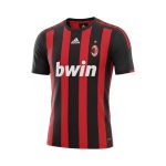 Camiseta retro AC Milan 2008/09, primera equipación, rayas rojas y negras. — vista frontal en maniquí
