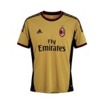 Camiseta retro AC Milan 2013/14 tercera equipación dorada — vista frontal en maniquí