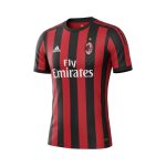 Camiseta de fútbol retro AC Milan 2017/18 primera equipación con rayas rojas y negras. — vista frontal en maniquí