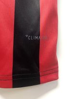 Camiseta de fútbol retro AC Milan 2017/18 primera equipación con rayas rojas y negras. — foto 2