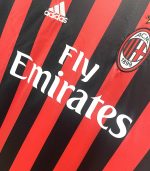 Camiseta de fútbol retro AC Milan 2017/18 primera equipación con rayas rojas y negras. — foto 3