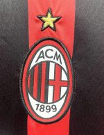 Camiseta de fútbol retro AC Milan 2017/18 primera equipación con rayas rojas y negras. — foto 5