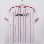 Camiseta retro Arsenal 1988 estilo béisbol, blanca con rayas rojas, logo Adidas moderno y escudo 'A' fantasía. — foto 4