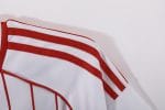 Camiseta retro Arsenal 1988 estilo béisbol, blanca con rayas rojas, logo Adidas moderno y escudo 'A' fantasía. — foto 5