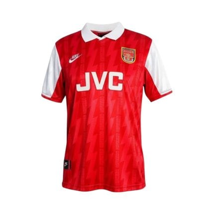 Camiseta retro Arsenal 1993/94, primera equipación, roja y blanca con sponsor JVC. — vista frontal en maniquí