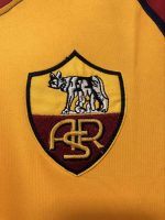 Camiseta retro AS Roma 2001-02 tercera equipación, diseño bicolor con Scudetto. — foto 7