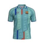 Camiseta retro del FC Barcelona de la temporada 1996/97, segunda equipación en color aguamarina. — vista frontal en maniquí