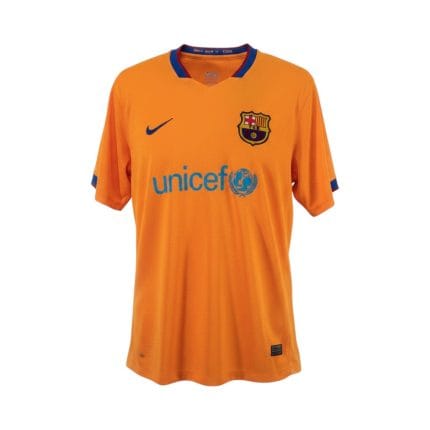 Camiseta retro del FC Barcelona de la temporada 2006/07, segunda equipación naranja con sponsor UNICEF. — vista frontal en maniquí