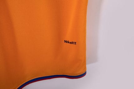 Camiseta retro del FC Barcelona de la temporada 2006/07, segunda equipación naranja con sponsor UNICEF. — foto 2