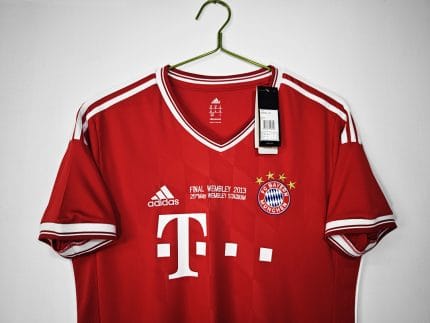 Camiseta retro del Bayern de Múnich de la temporada 2012/13, primera equipación, roja con detalles blancos ymemorando la final de Wembley. — foto 2