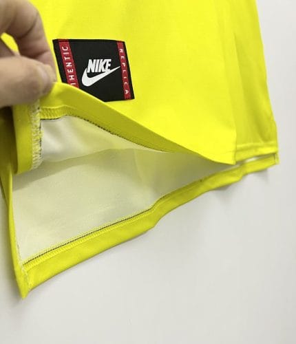 Camiseta retro del Borussia Dortmund de la temporada 1999-2000, primera equipación, color amarillo con detalles en negro y blanco. — foto 2